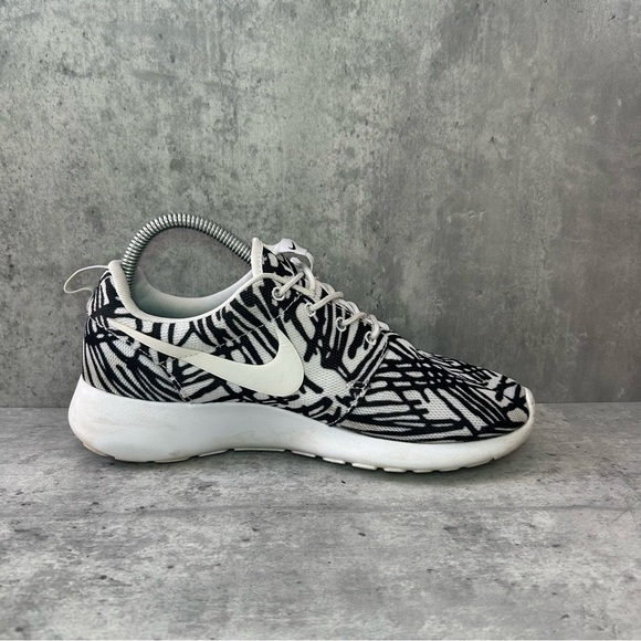 Nike Roshe Run Running Shoes 599432-110 Womens sz 8 - black/white - Picture 3 of 6